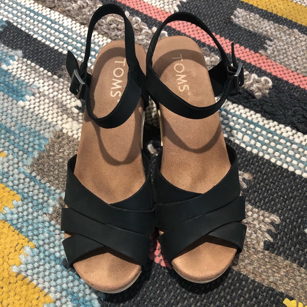 Tom’s black clog sandals